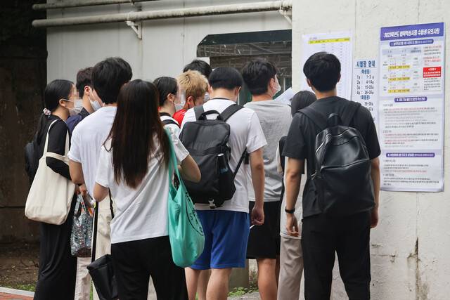 2023학년도 법학적성시험(리트) 날인 지난 24일 오전 수험생들이 서울 강남구 경기고등학교에서 고사장을 확인하고 있다. 이번 시험에는 1만4620명이 지원하며 작년(1만3955명)에 이어 역대 최다 기록을 다시 한 번 경신했다. 연합뉴스