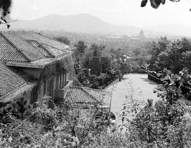 1956년 백악산 쪽에서 찍은 경무대 관저와 남쪽 서울 시내 풍경. 멀리 중앙청(옛 조선총독부 청사)과 남산의 모습이 눈에 들어온다. 도판 국가기록원 제공