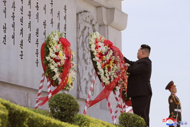 김정은 북한 국무위원장이 28일 '전승절' 69주년을 맞아 북중 우의탑에 헌화하고 있다. 조선중앙통신 연합뉴스