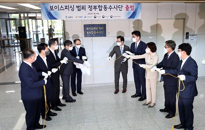 서울 송파구 서울동부지검에서 29일 열린 보이스피싱 범죄 정부합동수사단 출범식에서 주요 내빈들이 현판식을 하고 있다. 왼쪽 네번째부터 임관혁 서울동부지검장, 이원석 검찰총장 직무대리(대검 차장), 윤승영 경찰청 수사국장, 윤태식 관세청장, 김은경 금융감독원 부원장. 연합뉴스