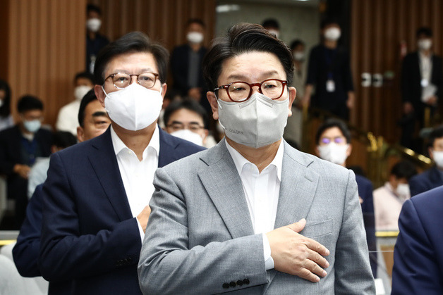 권성동 국민의힘 당대표 직무대행 겸 원내대표(앞)가 27일 오전 서울 여의도 국회에서 열린 부산·울산·경남 예산정책협의회에서 국민의례를 하고 있다. (공동취재) 2022.7.27/뉴스1