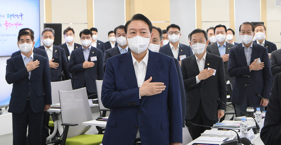 윤석열 대통령이 22일 국가공무원인재개발원 과천분원에서 열린 장·차관 국정과제 워크숍에서 국민의례를 하고 있다. (대통령실사진기자단) /사진=뉴스1