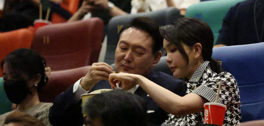 윤석열 대통령 부부가 지난달 12일 오후 서울 시내 한 영화관에서 영화 ‘브로커’를 관람하고 있다. [대통령실 제공]