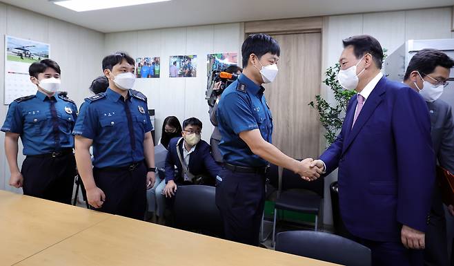 29일 오전 서울 서대문구 서대문경찰서 산하 신촌지구대를 방문한 윤석열 대통령이 현장 경찰관들과 환담에 앞서 인사하고 있다. [연합]
