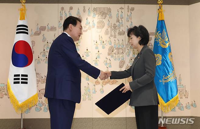 [서울=뉴시스] 전신 기자 = 윤석열 대통령이 지난 5일 오전 서울 용산 대통령실 청사에서 박순애 사회부총리 겸 교육부 장관에게 임명장을 수여하고 있다. (사진=대통령실통신사진기자단) 2022.07.05. photo1006@newsis.com