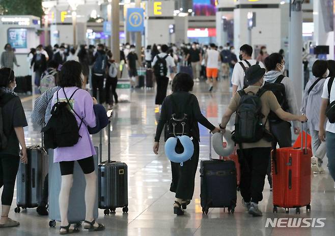 [인천공항=뉴시스] 조성우 기자 = 본격적인 휴가철을 맞은 23일 오전 인천국제공항 제1여객터미널 출국장이 이용객들로 붐비고 있다. 2022.07.23. xconfind@newsis.com