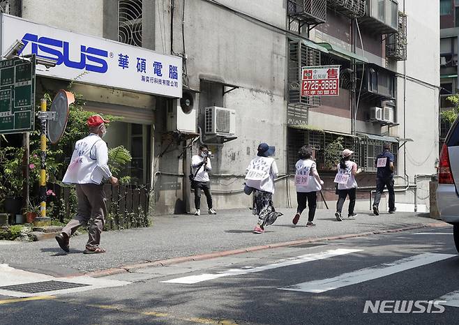 [타이베이=AP/뉴시스] 25일 대만 타이베이에서 중국의 공습에 대비해 전 국민이 참여하는 '완안' 방공 훈련이 열려 주민들이 지하 대피소로 이동하고 있다. 낸시 펠로시 미 하원의장의 대만 방문에 대한 중국의 강력한 반발을 우려하며 대만 군은 연례 대규모 합동 군사훈련에 들어갔다. 2022.07.25.