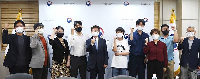[서울=뉴시스] 박보균(왼쪽 다섯번째) 문화체육관광부 장관이 29일 서울 용산구 문체부 저작권보호과 서울사무소에서 열린 웹툰 업계 간담회에 참석해 웹툰 업계 관계자들과 기념촬영을 하고 있다. (사진=문화체육관광부 제공) 2022.07.29. newsis@photo.com *재판매 및 DB 금지