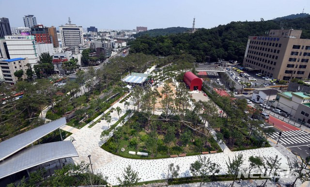 [서울=뉴시스]조성우 기자 = 서울시는 남산 예장자락에 새로 만든 남산예장공원과 우당 이회영 기념관을 지난해 6월9일 정식 개장했다. 서울시는 남산의 자연경관을 가리던 옛 '중앙정보부 6국' 건물과 TBS교통방송 건물을 철거하고 그 자리에 13,036㎡(약 7천 평) 규모의 녹지공원을 조성했다고 밝혔다. (공동취재사진) 2022.07.29. photo@newsis.com