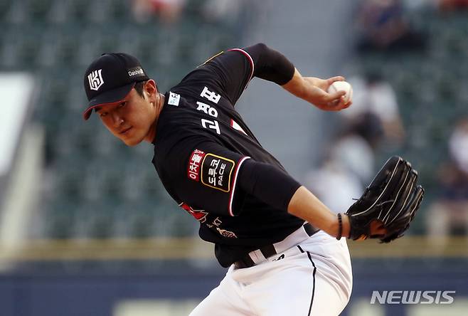 [서울=뉴시스] 고승민 기자 = 29일 서울 잠실야구장에서 열린 2022 KBO 리그 KT위즈 대 LG트윈스 경기, LG 공격 1회말 KT선발 고영표가 역투하고 있다. 2022.07.29. kkssmm99@newsis.com