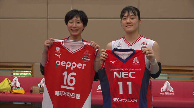 페퍼저축은행 선수들이 일본 전지훈련을 마치고 NEC 선수단과 기념사진 촬영, 선물 교환식을 하고 있다.