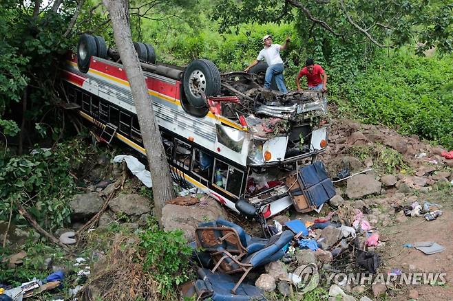 28일(현지시간) 니카라과 버스 사고 현장. 베네수엘라인 13명 등 16명이 숨졌다. [AFP 연합뉴스 자료사진. 재판매 및 DB 금지]