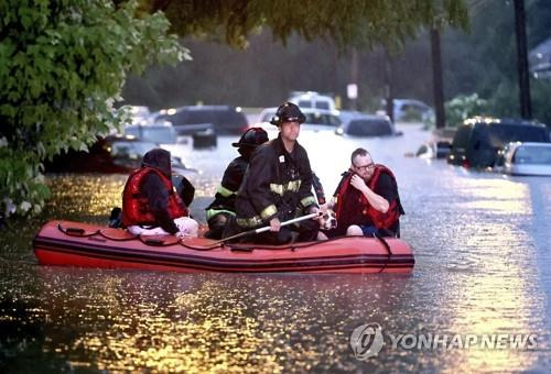 미국 세인트루이스 돌발 홍수에 대피하는 시민들(2022.7.27) [루이스 포스트-디스패치 제공. DB 및 재판매 금지]