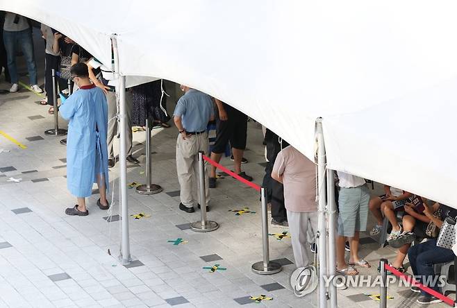 코로나 검사 기다리는 사람들 (서울=연합뉴스) 신준희 기자 = 29일 오전 서울 마포구 보건소 코로나19 검사소를 찾은 시민들이 검사를 받기 위해 기다리고 있다. 2022.7.29 hama@yna.co.kr