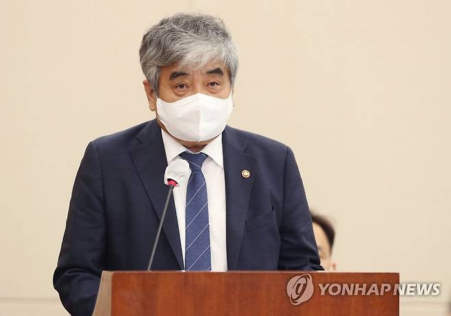 업무보고 하는 한상혁 방통위원장 (서울=연합뉴스) 이정훈 기자 = 한상혁 방송통신위원장이 29일 오전 국회에서 열린 과학기술정보방송통신위원회 전체회의에서 업무보고를 하고 있다. 2022.7.29 uwg806@yna.co.kr