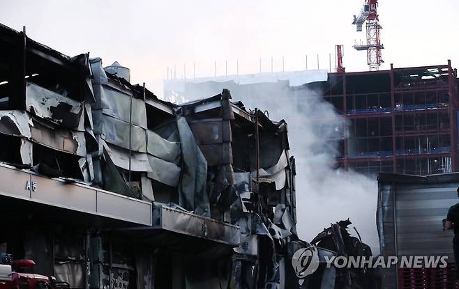 '화마가 지나간 자리' (인천=연합뉴스) 김상연 기자 = 29일 오후 인천시 서구 원창동 북항 인근 산업단지에서 한 공장이 검게 탄 모습.
    이날 낮 12시 17분께 자동차 부품 제조공장에서 발생한 화재는 주변 공장으로 번지며 모두 8개 업체의 건물 13개동이 불에 탔다.
    소방당국은 화재 발생 후 2시간 30여분 만인 오후 2시 52분께 인접한 5∼6곳의 소방서에서 인력과 장비를 동원하는 경보령인 대응 2단계를 발령했다. 2022.7.29 goodluck@yna.co.kr