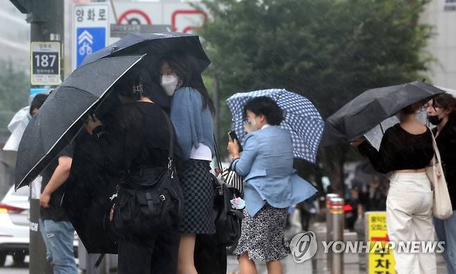 옆으로 오는 비 [연합뉴스 자료사진]