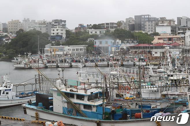 제5호 태풍 '송다(SONGDA)'가 북상 중인 30일 제주 서귀포항에 어선들이 피항하고 있다. 이날 오전 7시를 기해 제주도 남서·남동쪽 안쪽 먼바다에 태풍주의보, 제주 앞바다에 풍랑주의보가 발표됐다.2022.7.30/뉴스1 ⓒ News1 홍수영 기자