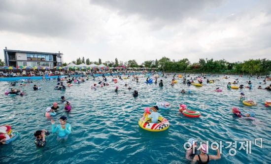 밤낮 없는 폭염이 이어지고 있는 29일 서울 여의도 한강수영장을 찾은 시민들이 물놀이를하며 더위를 식히고 있다./강진형 기자aymsdream@