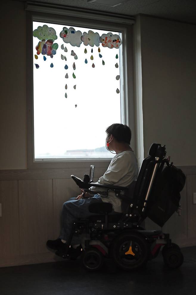 중증장애인 김시형씨가 대구사람장애인자립생활센터(자립센터)에서 창 밖을 바라보고 있다. 이정용 선임기자 lee312@hani.co.kr