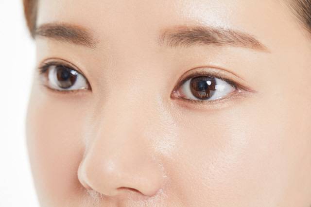 눈 흰자에 붉은 점 이 세 번 이상 반복돼 생기면 고혈압 때문일 수 있다./사진=클립아트코리아
