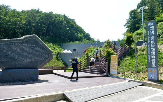 충북 보은의 속리산 둘레길에 조성된 '말티재 넘는 길'에서서는 열두번이나 굽어진 인상적인 굽잇길을 볼 수 있다. 프리랜서 김성태