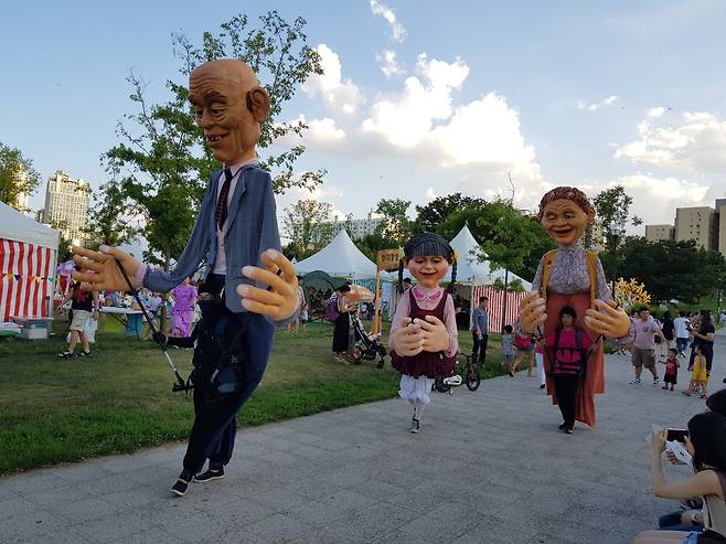 8월 6~7일 뚝섬한강공원 자벌레 옆 잔디마당에서는 한강 별빛 소극장이 열린다. 각 인형극단의 특색을 살펴볼 수 있는 인형 전시, 아이부터 어른까지 즐길 수 있는 인형극 공연, 직접 소원 등불을 만들거나 인형극에 사용되는 인형을 체험해보는 프로그램까지 다채롭게 즐길 수 있다. [사진 서울시]