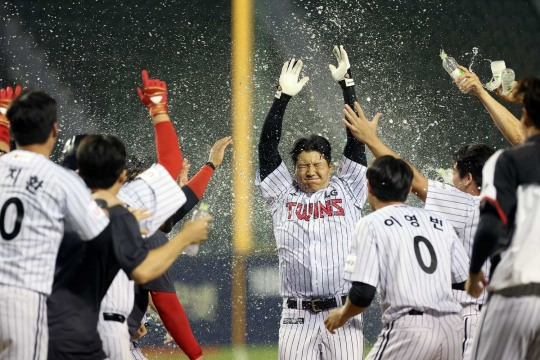 30일 잠실 kt전에서 연장 10회말 끝내기홈런을 터뜨린 문보경이 동료들로부터 축하 물세레를 받고 있다.[LG 트윈스 제공]