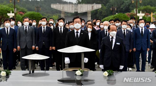 [광주=뉴시스] 이영주 기자 = 24일 오후 광주 북구 운정동 국립5·18민주묘지에서 이재명 더불어민주당 당대표 후보가  참배·헌화를 위해 추념탑 앞에 서있다. 2022.07.24. leeyj2578@newsis.com