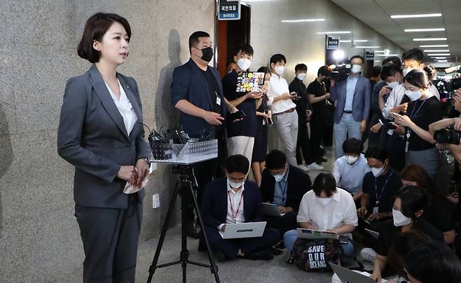 국민의힘 배현진 최고위원이 29일 서울 여의도 국회 당 원내대표실에서 최고위원 간담회를 마치고 나와 최고위원직 사퇴 의사를 밝히고 있다. 연합뉴스