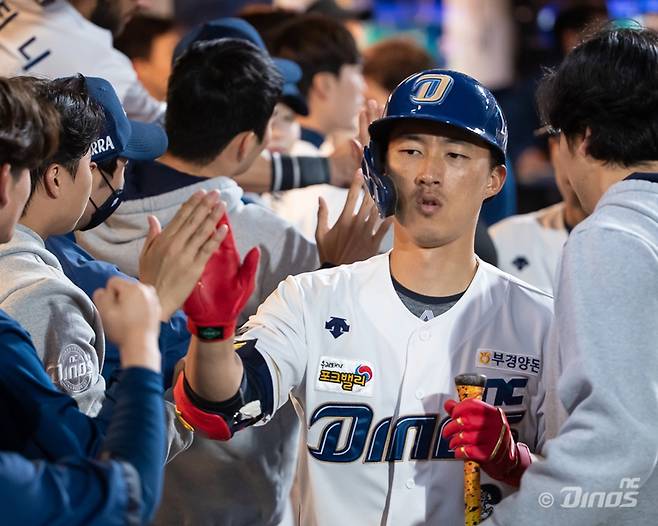 ▲ 팀 동료들과 세리머니를 하는 노진혁. ⓒNC 다이노스
