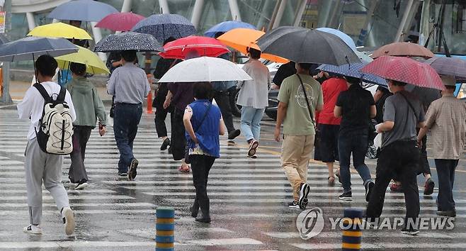 우산 행렬 [연합뉴스 자료사진]