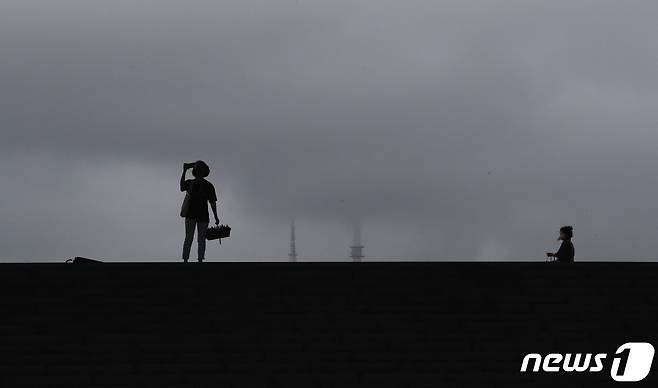 서울 용산구 국립중앙박물관에서 바라본 하늘이 먹구름으로 뒤덮여 있다. 2022.6.29/뉴스1 ⓒ News1 허경 기자