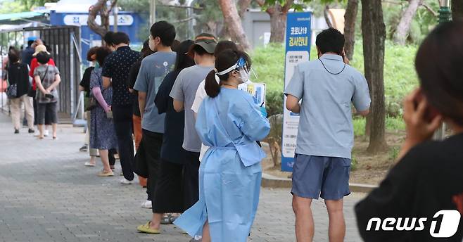 코로나19 신규 확진자가 10만 명을 돌파한 27일 오전 대구 달서구보건소 선별진료소가 PCR검사를 기다리는 시민들로 붐비고 있다. (사진은 기사 내용과 무관함) 2022.7.27/뉴스1 ⓒ News1 공정식 기자