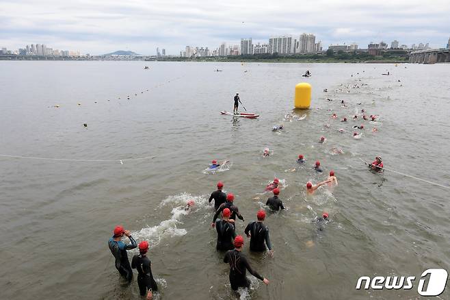 31일 서울 송파구 잠실 한강공원 일대에서 열린 제18회 서울특별시 철인3종협회장기 아쿠아슬론대회에서 참가자들이 힘차게 출발하고 있다. 2022.7.31/뉴스1 ⓒ News1 조태형 기자