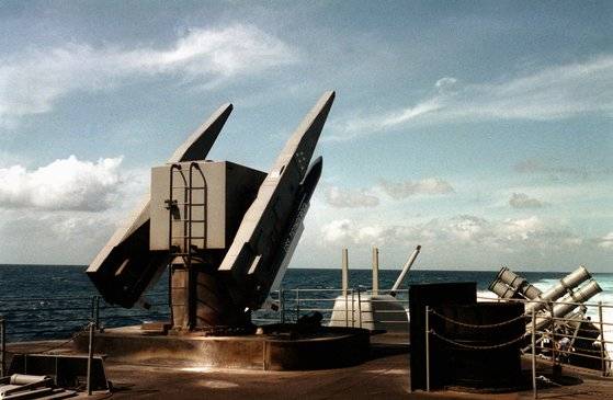 미 해군의 이지스 순양함인 타이콘데로가함(CG 47)의 Mk. 26 쌍발 미사일 발사대. 위키미디어