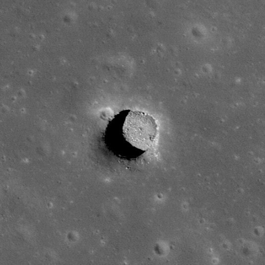 미국 항공우주국(NASA)이 운영하는 달 관측 궤도위성(LRO)이 촬영한 월면의 구덩이 모습. 폭 90m에 이르는 이 구덩이 아래에선 영상 17도가 항상 유지되는 것으로 나타났다. 달 표면 다른 지역에선 낮에는 온도가 영상 127도까지 오르고, 밤에는 영하 173도까지 떨어진다. NASA 제공