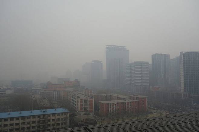 대기오염이 노인들에게 치매를 유발할 수 있다는 분석이 과학계에서 제기됐다. 사진은 2014년 중국 베이징에 나타난 심각한 대기오염 모습이다. 불과 수㎞ 앞 건물 형태도 정확히 알아보기가 어렵다. 미국 텍사스대 오스틴캠퍼스 제공