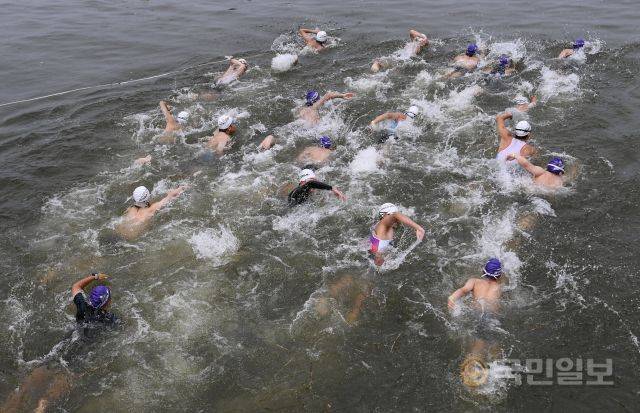 31일 서울 송파구 잠실 한강공원 수중보 일대에서 열린 제18회 서울특별시 철인3종협회장기 아쿠아슬론대회에서 참가자들이 역영하고 있다.