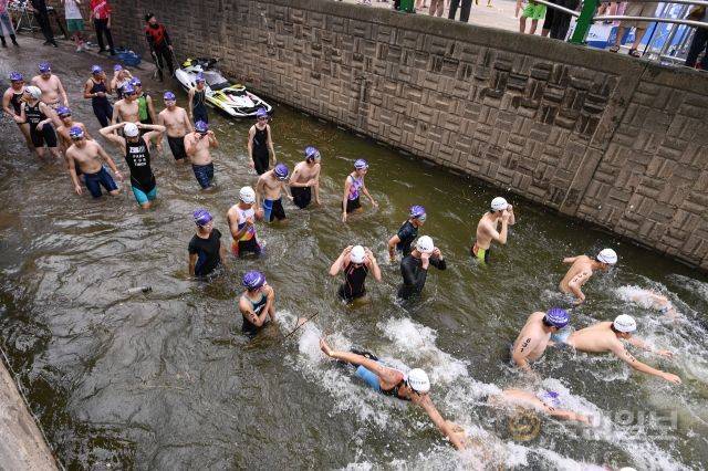 31일 서울 송파구 잠실 한강공원 수중보 일대에서 열린 제18회 서울특별시 철인3종협회장기 아쿠아슬론대회에서 참가자들이 수영 코스로 출발하고 있다.