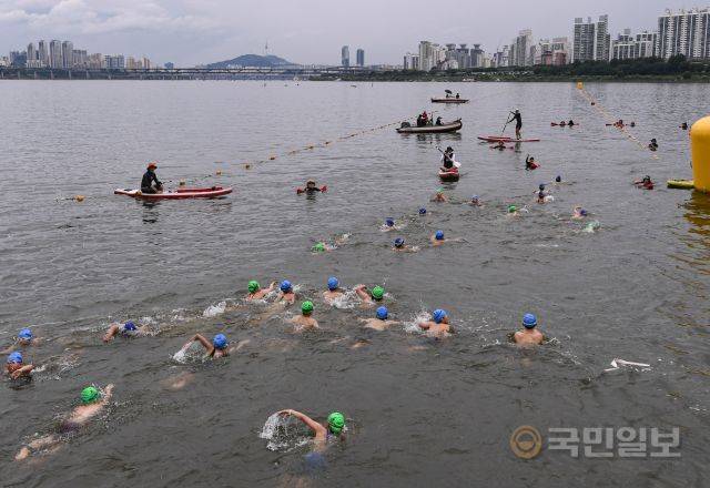 31일 서울 송파구 잠실 한강공원 수중보 일대에서 열린 제18회 서울특별시 철인3종협회장기 아쿠아슬론대회에서 참가자들이 역영하고 있다.