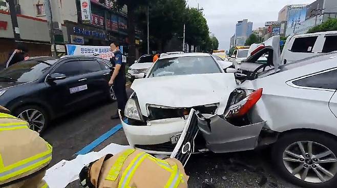 이달 31일 인천에서 음주운전을 하다가 차량 7대가 연쇄 추돌하는 사고를 일으킨 20대 남성이 경찰에 붙잡혔다.[사진 출처 = 연합뉴스]