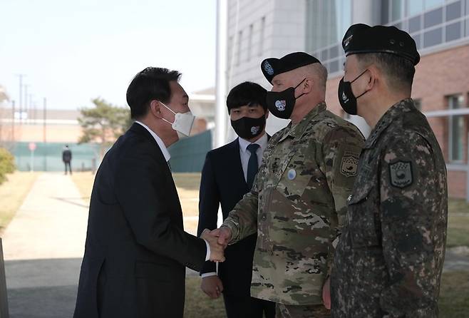 [서울=뉴시스] 윤석열 대통령 당선인이 7일 오전 경기도 평택에 위치한 주한미군 캠프 험프리스를 방문해 폴 라캐머라 한미연합사령관과 악수하고 있다.  (사진=당선인 대변인실 제공) 2022.04.07. photo@newsis.com *재판매 및 DB 금지