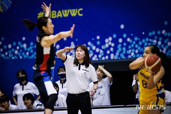 [서울=뉴시스]여자농구 국가대표 정선민 감독 (사진 = FIBA 제공)