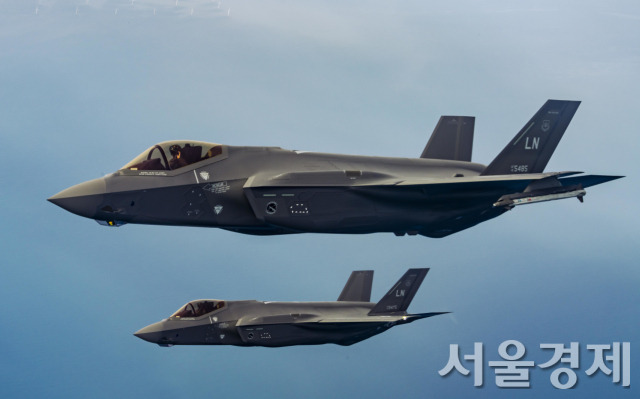 미 공군은 지난 5일 F-35A 6대를 한반도에 전개해 한미 공군 연합훈련에 돌입했다. 사진은 앞서 지난 4월 14일(현지시간) 미공군 F-35A 편대가 대서양의 북해 일대에서 비행하고 있는 모습. /사진제공=미 공군