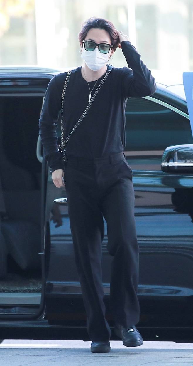 방탄소년단 지민, 공항 빛낸 비주얼 '만점 슈퍼스타'..전세계 트위터 1위