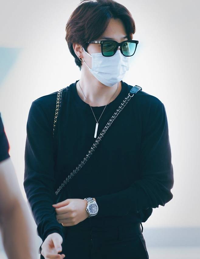 방탄소년단 지민, 공항 빛낸 비주얼 '만점 슈퍼스타'..전세계 트위터 1위