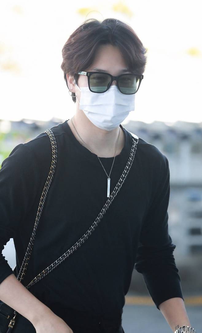 방탄소년단 지민, 공항 빛낸 비주얼 '만점 슈퍼스타'..전세계 트위터 1위