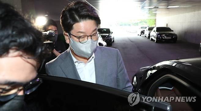 차량에 오르는 권성동 당 대표 직무대행 (서울=연합뉴스) 하사헌 기자 = 국민의힘 권성동 당 대표 직무대행 겸 원내대표가 29일 오전 서울 여의도 국회에서 최고위원 간담회를 마친 뒤 차량에 타고 있다. 2022.7.29 [국회사진기자단] toadboy@yna.co.kr