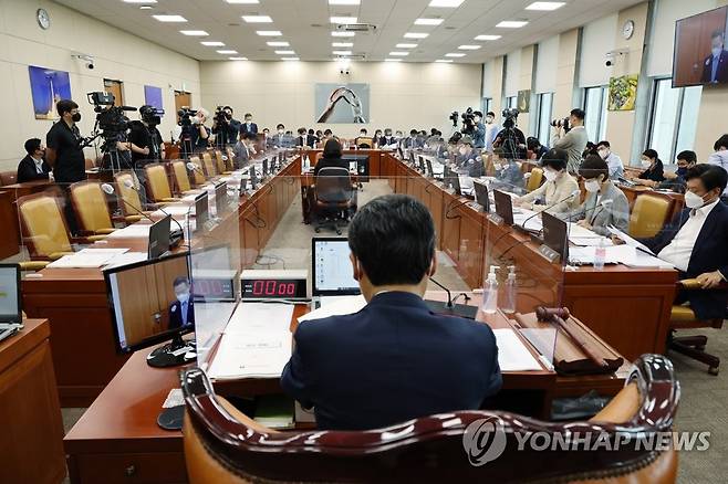 반쪽 업무보고 (서울=연합뉴스) 이정훈 기자 = 이종호 과학기술정보통신부 장관이 29일 오전 국회에서 여당 의원들의 불참 속에 열린 과학기술정보방송통신위원회 전체회의에서 업무보고를 하고 있다. 2022.7.29 2022.7.29 2022.7.29 2022.7.29 uwg806@yna.co.kr